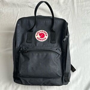 Fjallraven Kanken Backpack — Black (standard size)